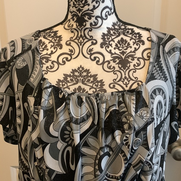 Woman’s short sleeve top in black and grey with geometric pattern. - Picture 2 of 8